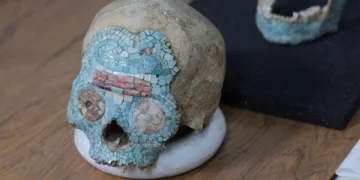 El cráneo de turquesa que volvió de Europa: INAH busca devolverle su historia en Oaxaca