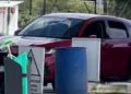 ¡Lo cazaron en la gasolinera! Lo acribillan mientras cargaba combustible y buscan a los matones