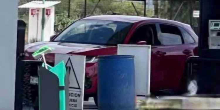 ¡Lo cazaron en la gasolinera! Lo acribillan mientras cargaba combustible y buscan a los matones