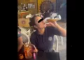 ¡La cachan empinándose la ‘chela’ con el uniforme puesto! Abren investigación