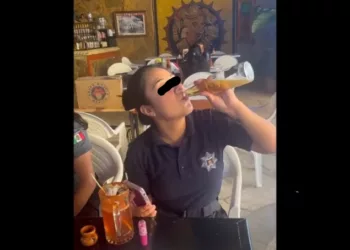 ¡La cachan empinándose la ‘chela’ con el uniforme puesto! Abren investigación