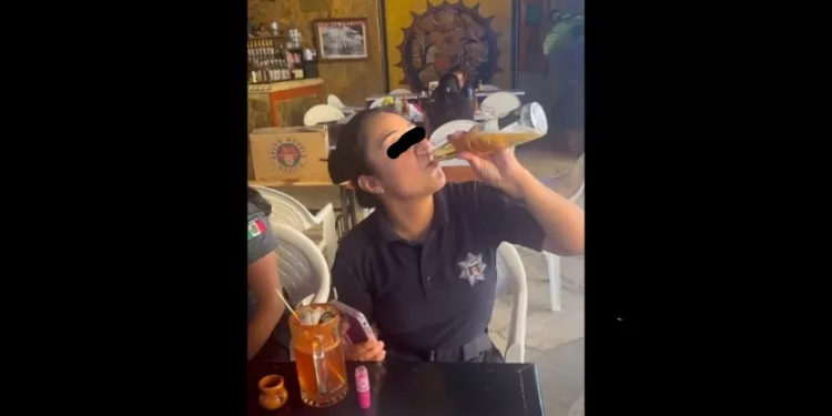 VIDEO | ¡La cachan empinándose la ‘chela’ con el uniforme puesto! Abren investigación