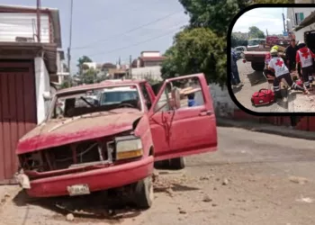 ¡De la calle al inmueble! Camioneta se estrella en Volcanes y deja a una mujer lesionada