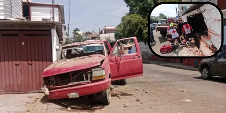 ¡De la calle al inmueble! Camioneta se estrella en Volcanes y deja a una mujer lesionada
