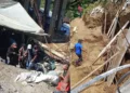 ¡Se los tragó la tierra! Derrumbe atrapa a dos trabajadores en Huautla; logran rescatarlos con vida