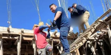 ¡La muerte subió al tercer piso! Descarga eléctrica arrebata la vida a trabajador en Etla
