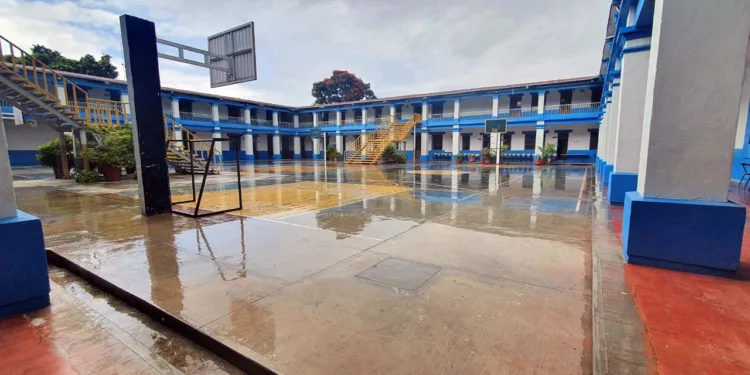 Foto: web Moisés Sáenz Garza // Explanada de la escuela secundaria.