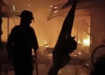 Foto: ilustrativa // Bomberos controlaron un incendio registrado en un local del tianguis de la colonia Aviación, donde fueron afectadas cajas de fruta.