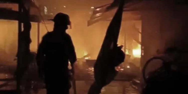 Foto: ilustrativa // Bomberos controlaron un incendio registrado en un local del tianguis de la colonia Aviación, donde fueron afectadas cajas de fruta.