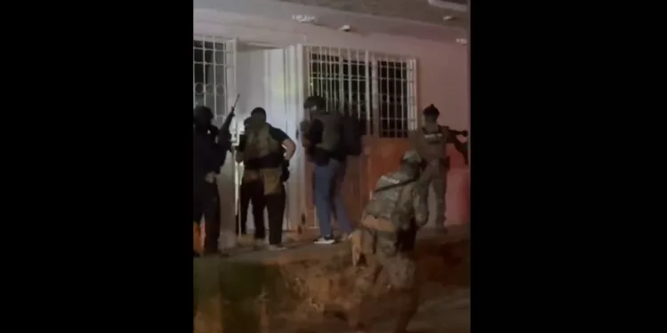 VIDEO | ¡Golpe a la cúpula de la ASAEO! Operativo con Marina y SSPC deja varios detenidos en Oaxaca