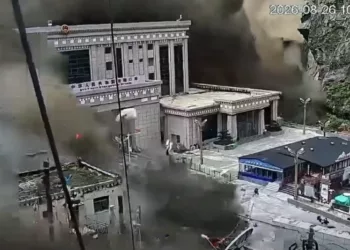VIDEO | ¡Horror tras deslave e inundación que devastan Nepal y Tíbet! Ríos se desbordan, arrastran todo y dejan cientos de desaparecidos