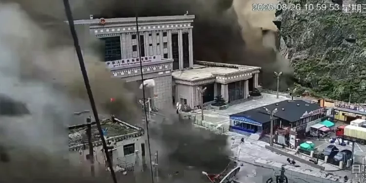 VIDEO | ¡Horror tras deslave e inundación que devastan Nepal y Tíbet! Ríos se desbordan, arrastran todo y dejan cientos de desaparecidos