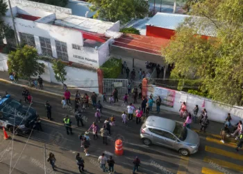 Foto: IA – ilustrativa // Aconsejan planear sus traslados con anticipación, salir con tiempo suficiente y conocer las rutas alternas a fin de evitar contratiempos.