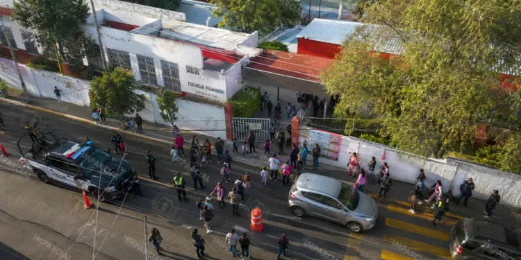 Foto: IA – ilustrativa // Aconsejan planear sus traslados con anticipación, salir con tiempo suficiente y conocer las rutas alternas a fin de evitar contratiempos.