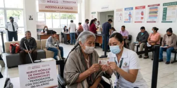 ¿Tienes entre 30 y 64 años? Ya puedes tramitar esta credencial que te da acceso a atención médica gratuita