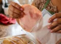 ¿Es malo comer el jamón cuando le sale “baba”? Esto dicen los expertos