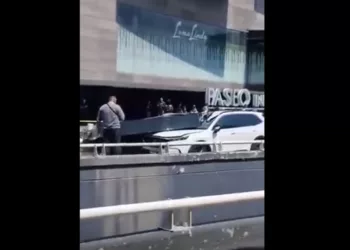 ¿Cómo pudo caer? Estructura aplasta camioneta en Interlomas y mata a una mujer