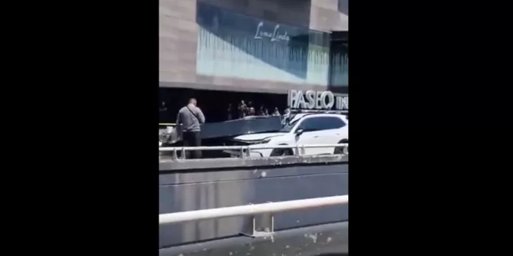¿Cómo pudo caer? Estructura aplasta camioneta en Interlomas y mata a una mujer