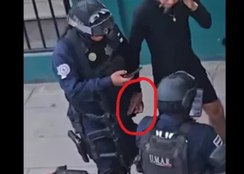 IMÁGENES | ¿Mordida en pleno Centro Histórico? Video exhibe a policía de Oaxaca tras detener a motociclista