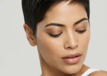 ¿Reaplicar sin arruinar tu maquillaje? El protector en barra lo resuelve