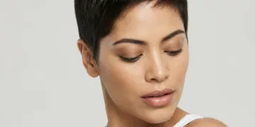 ¿Reaplicar sin arruinar tu maquillaje? El protector en barra lo resuelve
