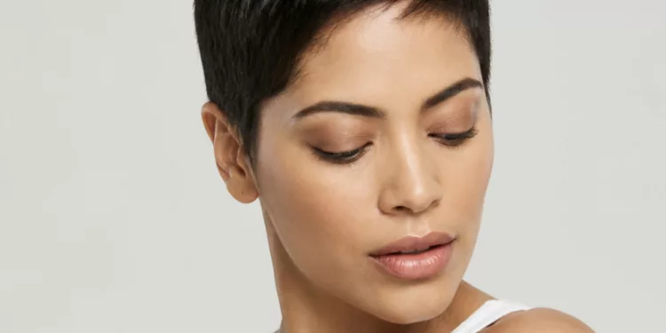 ¿Reaplicar sin arruinar tu maquillaje? El protector en barra lo resuelve