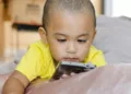 ¿Cómo afecta el uso del celular en el desarrollo infantil? La Ibero advierte riesgos en lenguaje y sueño