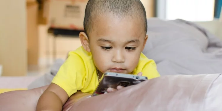 ¿Cómo afecta el uso del celular en el desarrollo infantil? La Ibero advierte riesgos en lenguaje y sueño