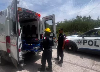 Paramédicos trasladaron a un joven de 21 años al Hospital General de Huajuapan.