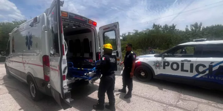 Paramédicos trasladaron a un joven de 21 años al Hospital General de Huajuapan.
