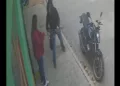 VIDEO | ¡La cazó en la calle! Motociclista amaga a mujer y le roba su bolso; todo quedó grabado