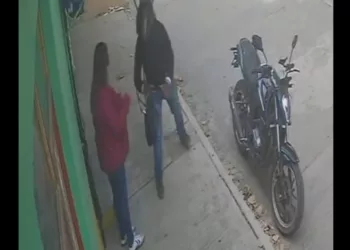 VIDEO | ¡La cazó en la calle! Motociclista amaga a mujer y le roba su bolso; todo quedó grabado