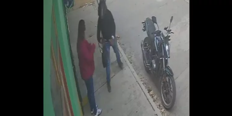 VIDEO | ¡La cazó en la calle! Motociclista amaga a mujer y le roba su bolso; todo quedó grabado