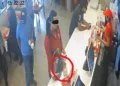VIDEO | ¡En un descuido, se lleva una cartera! Cámara de KFC capta el momento