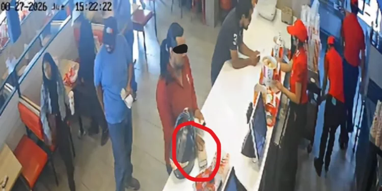 VIDEO | ¡En un descuido, se lleva una cartera! Cámara de KFC capta el momento