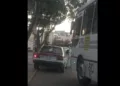 ¡Ni el camellón respetan! Taxi se sube a zona peatonal y desata indignación en Oaxaca