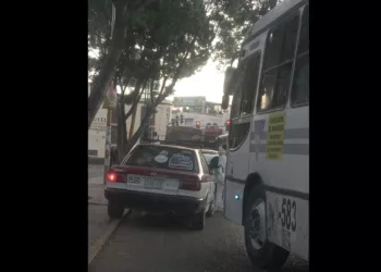 ¡Ni el camellón respetan! Taxi se sube a zona peatonal y desata indignación en Oaxaca