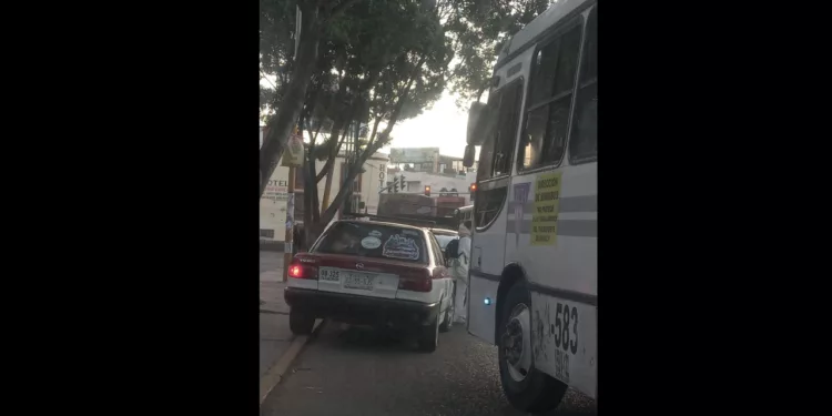 ¡Ni el camellón respetan! Taxi se sube a zona peatonal y desata indignación en Oaxaca