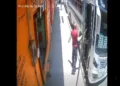 VIDEO ¡Terror en Cinco Señores! Chofer de Sertexa baja con un tubo y desata escena de violencia frente a pasajeros