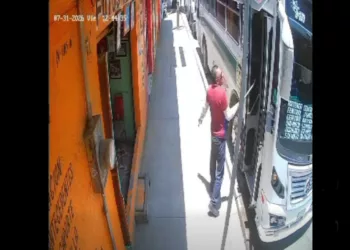VIDEO ¡Terror en Cinco Señores! Chofer de Sertexa baja con un tubo y desata escena de violencia frente a pasajeros