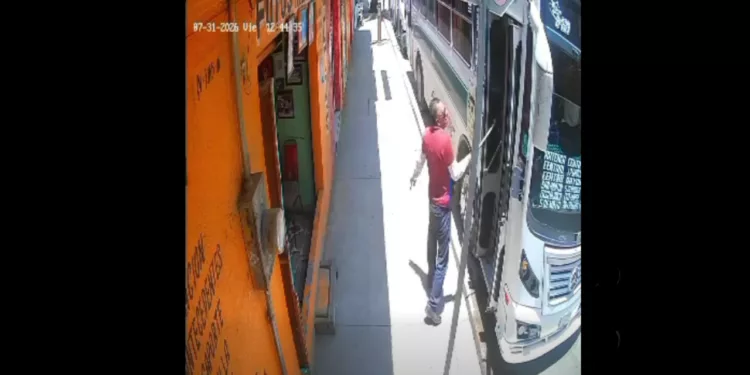 VIDEO ¡Terror en Cinco Señores! Chofer de Sertexa baja con un tubo y desata escena de violencia frente a pasajeros