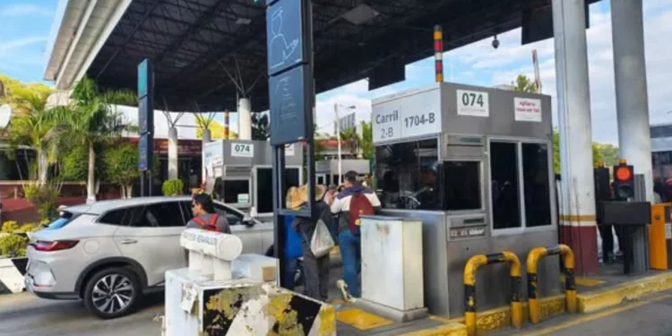 Huitzo toma la caseta de Capufe: liberan el paso y exigen freno a la contaminación