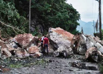 Un derrumbe provocado por las lluvias bloqueó el camino de terracería hacia el embarcadero de la presa Cerro de Oro, en San Lucas Ojitlán.