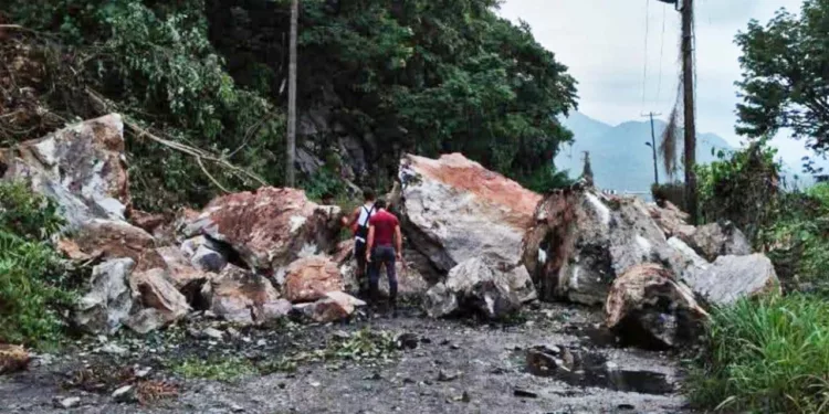 Un derrumbe provocado por las lluvias bloqueó el camino de terracería hacia el embarcadero de la presa Cerro de Oro, en San Lucas Ojitlán.