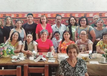En medio de fuertes y apretados abrazos, parabienes y regalos la doctora pasó una tarde muy agradable.