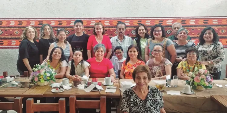 En medio de fuertes y apretados abrazos, parabienes y regalos la doctora pasó una tarde muy agradable.