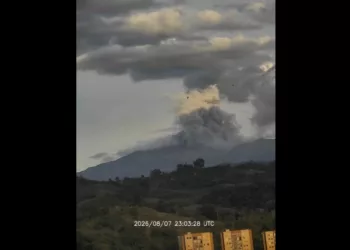 ¡El Puracé despierta en plena emergencia! Volcán emite ceniza y gases tras el sismo en Colombia