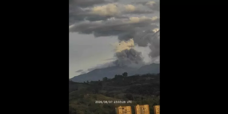 ¡El Puracé despierta en plena emergencia! Volcán emite ceniza y gases tras el sismo en Colombia