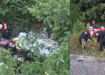 Taxi sale del camino y termina volcado entre la maleza; tres personas resultan heridas