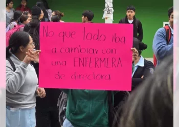 Los estudiantes pidieron al rector atender directamente sus planteamientos y establecer acuerdos concretos.